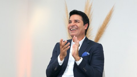 Chayanne está de regreso en la industria de la música con "Bailemos otra vez".