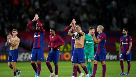 Los jugadores del FC Barcelona aplauden a la afición tras el partido de la tercera jornada de la Liga de Campeones ante el Shakhtar Donetsk.