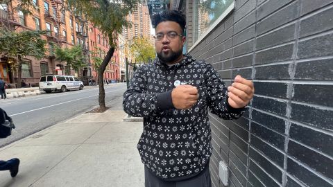 El puertorriqueño Milton Pérez, quien logró mudarse a un estudio en Brooklyn tras un largo camino para hacer efectivos sus vales de renta