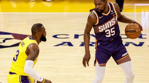 Kevin Durant enfrentando a LeBron James.