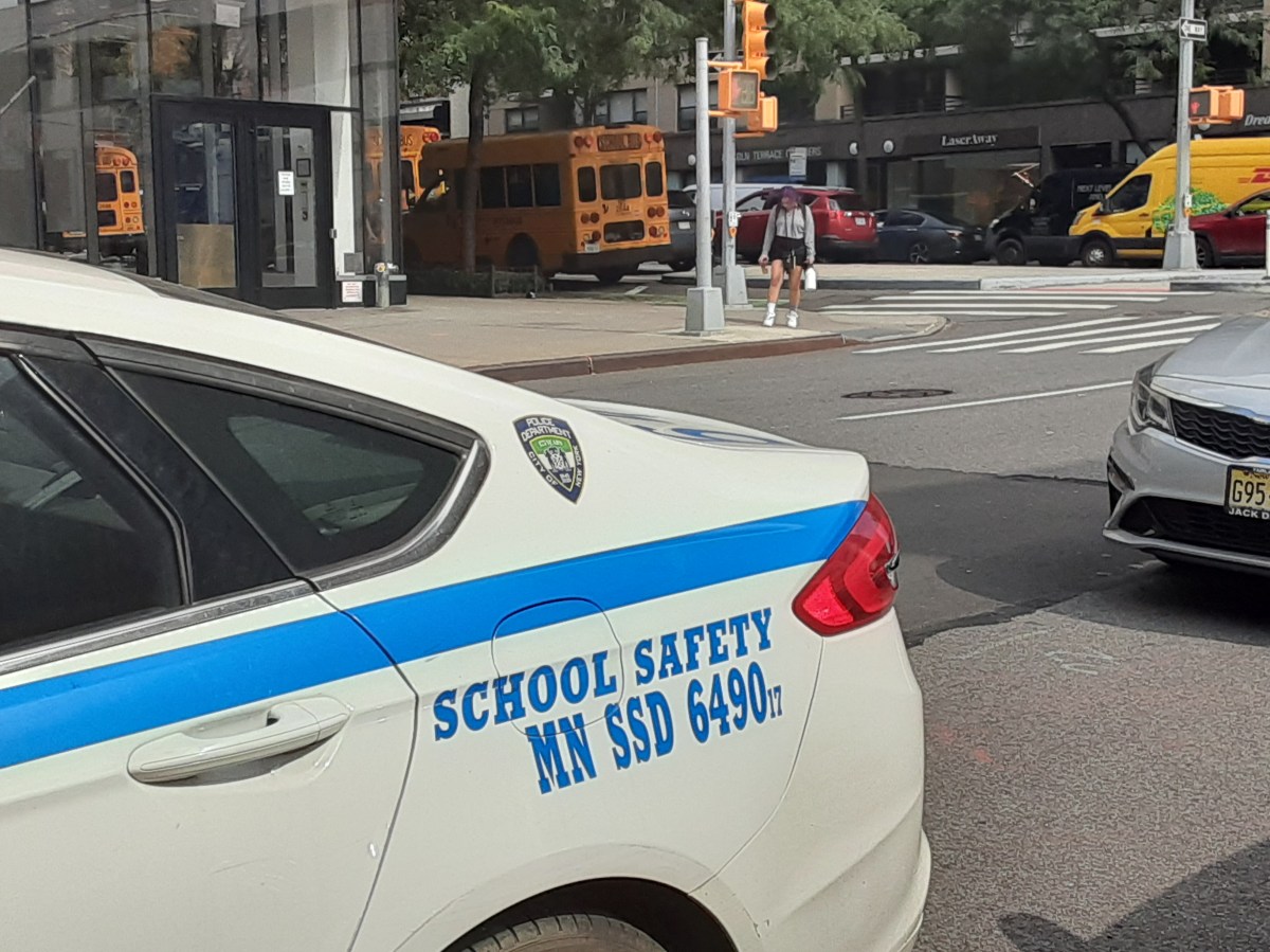 Maestro hizo propuesta sexual a alumna de 14 años: acusación en Queens, Nueva York