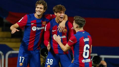 El canterano debutante del FC Barcelona Marc Guiu (c) celebra con sus compañeros tras anotar en el primer del equipo durante el partido entre el Barcelona y el Athletic de Bilbao.