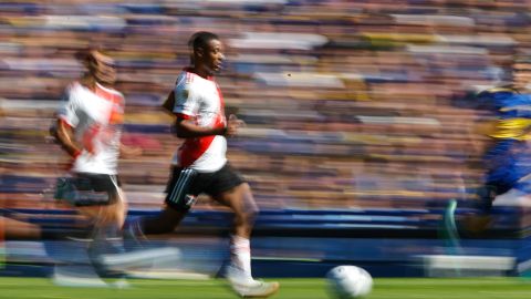 El jugador de River Plate Nicolás de la Cruz conduce el balón.