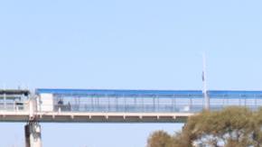 Inmigrantes, en solitario o familias, cruzan la frontera hacia EE.UU.