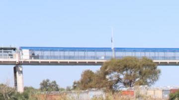 Inmigrantes, en solitario o familias, cruzan la frontera hacia EE.UU.