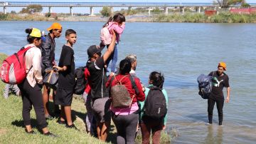 Inmigrantes, en solitario o familias, cruzan la frontera hacia EE.UU.