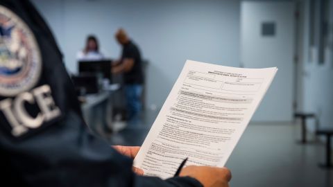 Un tribunal acotó el periodo que tienen indocumentados para dejar EE.UU. en forma voluntaria.