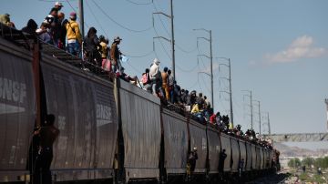 Algunos migrantes señalaron que tuvieron mucho apoyo de ciudadanos mexicanos que les lanzaban agua y comida cuando iban a bordo del tren.