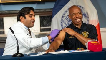 El alcalde de NYC, Eric Adams, se puso la vacuna actualizada y pidi[o que sigan su ejemplo