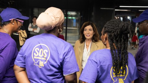 Hochul celebró este jueves los avances del plan de "Apoyo a Opciones Seguras" en la estación Grand Central en Manhattan