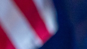 La gobernadora Kathy Hochul firmó ampliaciones en la Ley de Bandera Roja.