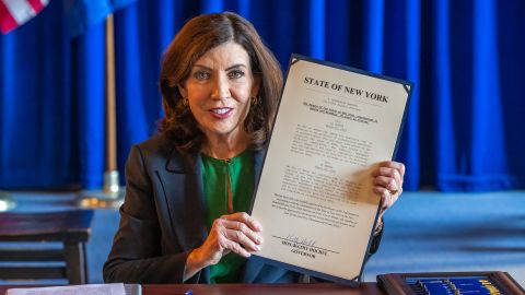 La gobernadora Kathy Hochul firmó ampliaciones en la Ley de Bandera Roja.