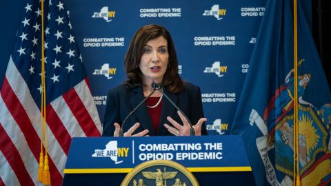 La gobernadora Kathy Hochul recordó este lunes que más de 6,000 muertes por sobredosis se registraron el año pasado en NY
