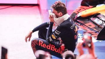 Max Verstappen se seca el sudor luego de ganar el Gran Premio de Qatar.