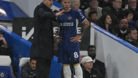 Pochettino dándole instrucciones al argentino Enzo Fernadez.