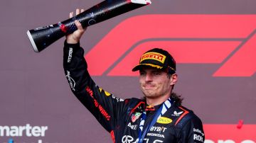 Max Verstappen  celebra con su trofeo del GP de EE. UU.