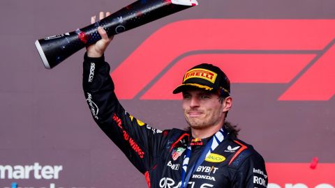 Max Verstappen celebra con su trofeo del GP de EE. UU.