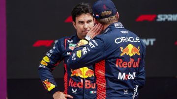 Sergio "Checo" Perez (I) conversa con su compañero Max Verstappen.