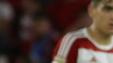 El defensa francés Jules Koundé (c) permanece en el suelo tras haberse lesionado durante el encuentro entre el FC Barcelona y el Granada.