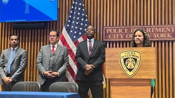 Tarik Sheppard, comisionado de información pública del NYPD junto a oficiales latinos del DCPI