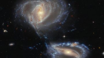 Dos galaxias espirales barradas están en proceso de fusionarse. ESAHubble y NASA, J. Dalcanton, Dark Energy Survey