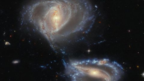 Dos galaxias espirales barradas están en proceso de fusionarse. ESAHubble y NASA, J. Dalcanton, Dark Energy Survey