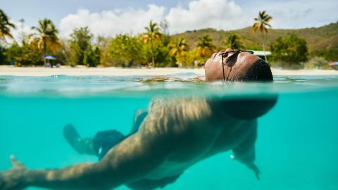 Ubicadas a solo 80 kilómetros de Puerto Rico, las Islas Vírgenes de EEUU tienen todo lo que el turista playero busca.