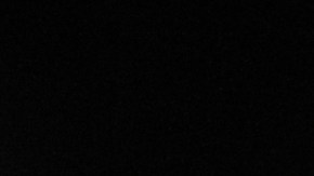 Esta imagen muestra una chaqueta (derecha) que Michael Jackson usó durante el rodaje de un comercial de Pepsi de 1984.