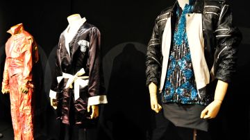Esta imagen muestra una chaqueta (derecha) que Michael Jackson usó durante el rodaje de un comercial de Pepsi de 1984.