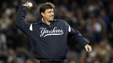 Tino Martínez es homenajeado por New York Yankees en la previa de un encuentro ante Texas Rangers.