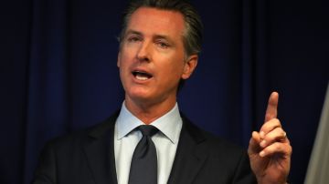 Gavin Newsom, gobernador de California, promulgó ley que beneficia a mexicanos