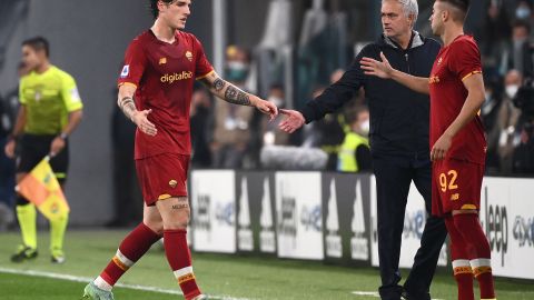 José Mourinho (C) cree ciegamente en la inocencia de Zaniolo (L) y El Shaarawy (R).