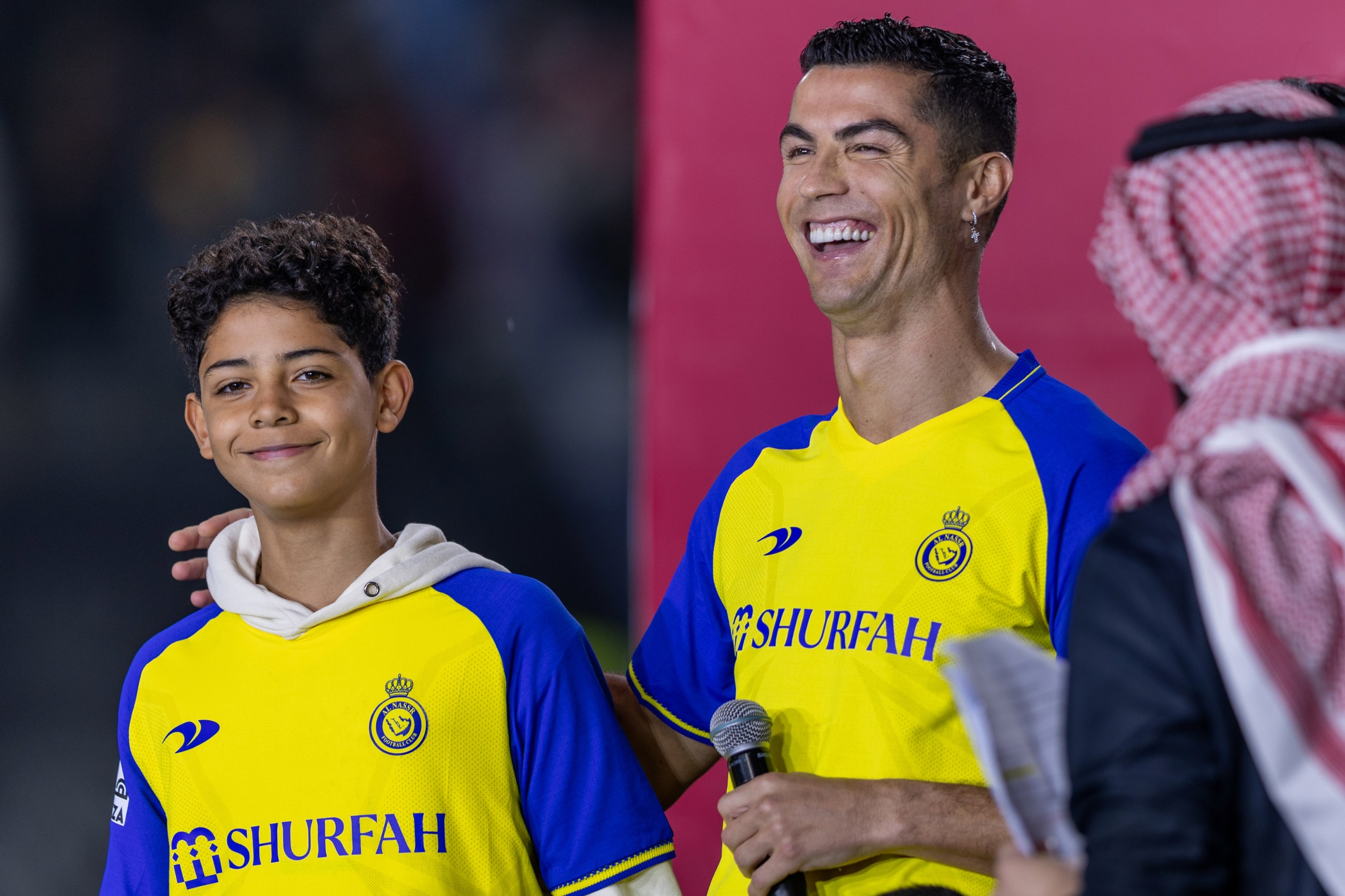 El hijo de Cristiano Ronaldo parece el clon de su papi cuando era