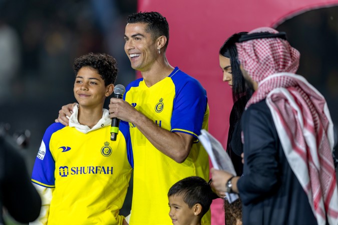 El hijo de Cristiano Ronaldo debutó como goleador en su primer juego con el Al-Nassr.