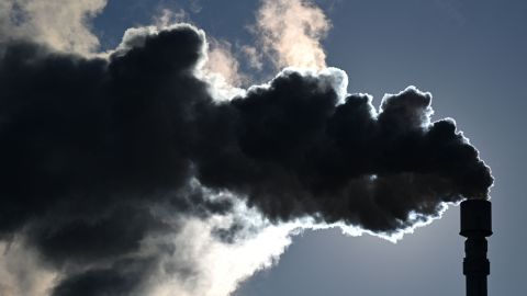 Imagen del humo provocado por químicos en una fábrica.
