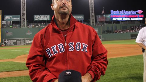 Tim Wakefield es homenajeado luego de conseguir su victoria 200 en Grandes Ligas durante un encuentro frente a Toronto Blue Jays en 2011.