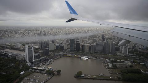 Un Boeing 737 con matrícula T99, denominado "Islas Malvinas" y operado por la Fuerza Aérea Argentina, despegó de la base aérea de El Palomar.