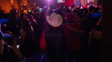 Gente bailando regional mexicano en un centro de espectáculos de Tijuana.