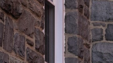 Miles de nuevos inmigrantes enfrentan problemas para encontrar trabajo y vivienda en Nueva York.