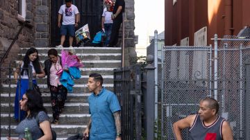 Miles de nuevos inmigrantes enfrentan problemas para encontrar trabajo y vivienda en Nueva York.