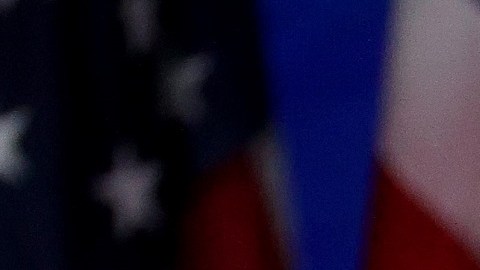 El presidente Biden busca que empresas dejen de cobrar tarifas sorpresa.