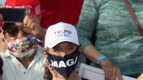 La reacción de la campaña de Trump ante este lanzamiento fue calificarlo como una "acción débil y perra de una campaña moribunda".