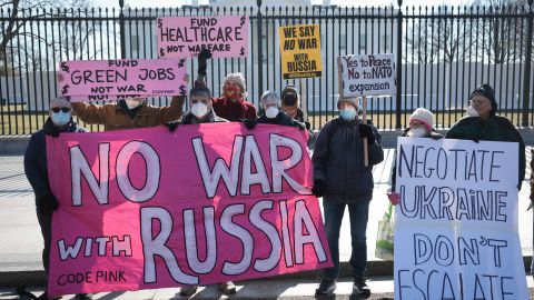 Al menos 11 de los manifestantes fueron arrestados frente a la oficina del senador Bernie Sanders