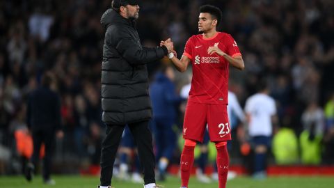 Jurgen Klopp (L) y Luis Díaz mantienen una gran relación desde que el colombiano aterrizó en Liverpool.