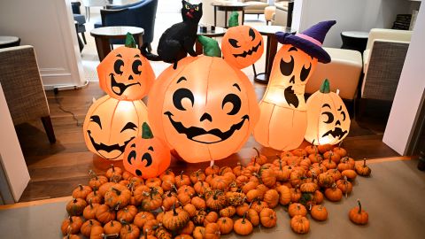 Los estadounidenses gastan cientos de dólares en adornos de Halloween.