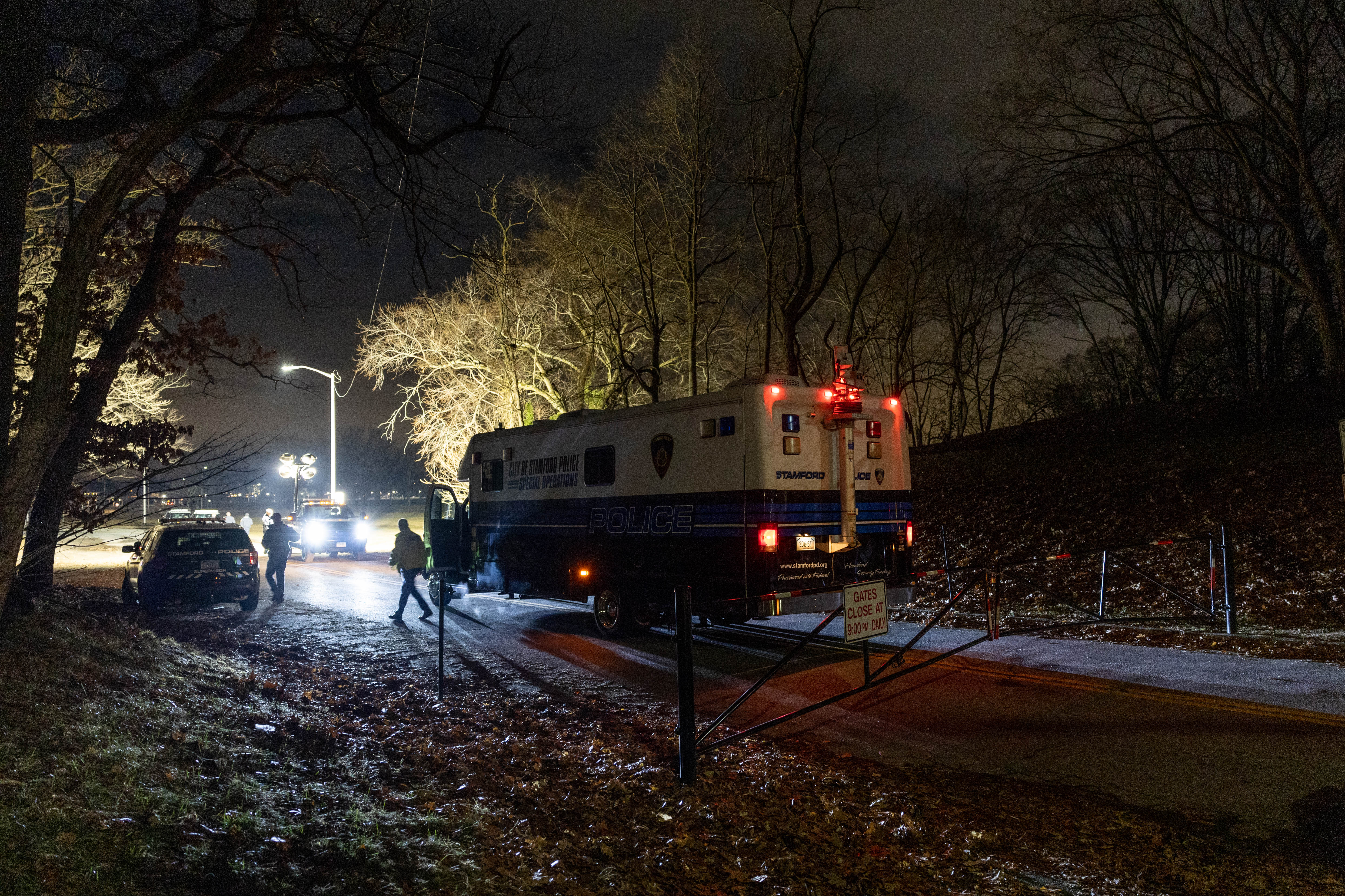 Ladrón roba vehículo con un niño de 17 meses dentro, pero muere al estrellarse con un árbol en Connecticut