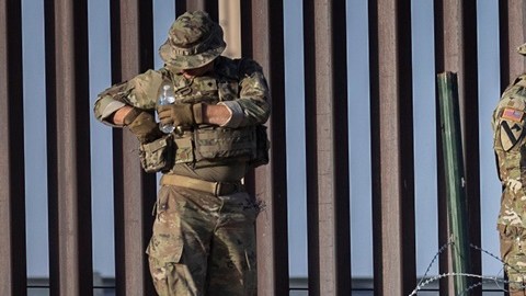 Texas demandó al gobierno de Joe Biden por cortar los alambres de púas en la frontera con México