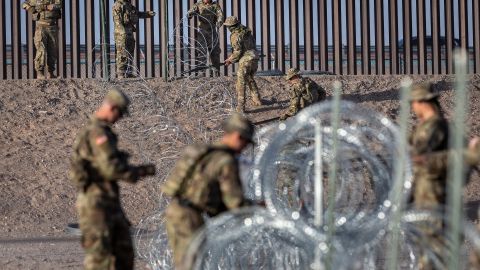 Texas demandó al gobierno de Joe Biden por cortar los alambres de púas en la frontera con México