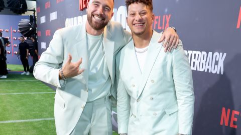 Patrick Mahomes (R) y Travis Kelce (L) posan para las cámaras en el estreno de la película de Netflix, Quarterback.