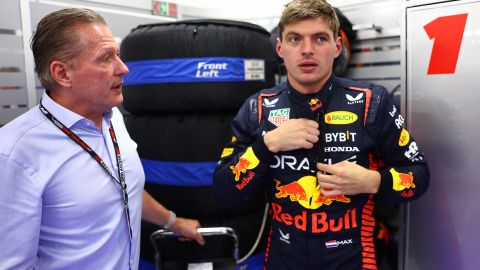 Max Verstappen (d) junto a su padre Jos Verstappen en el Gran Premio de Hungría 2023.